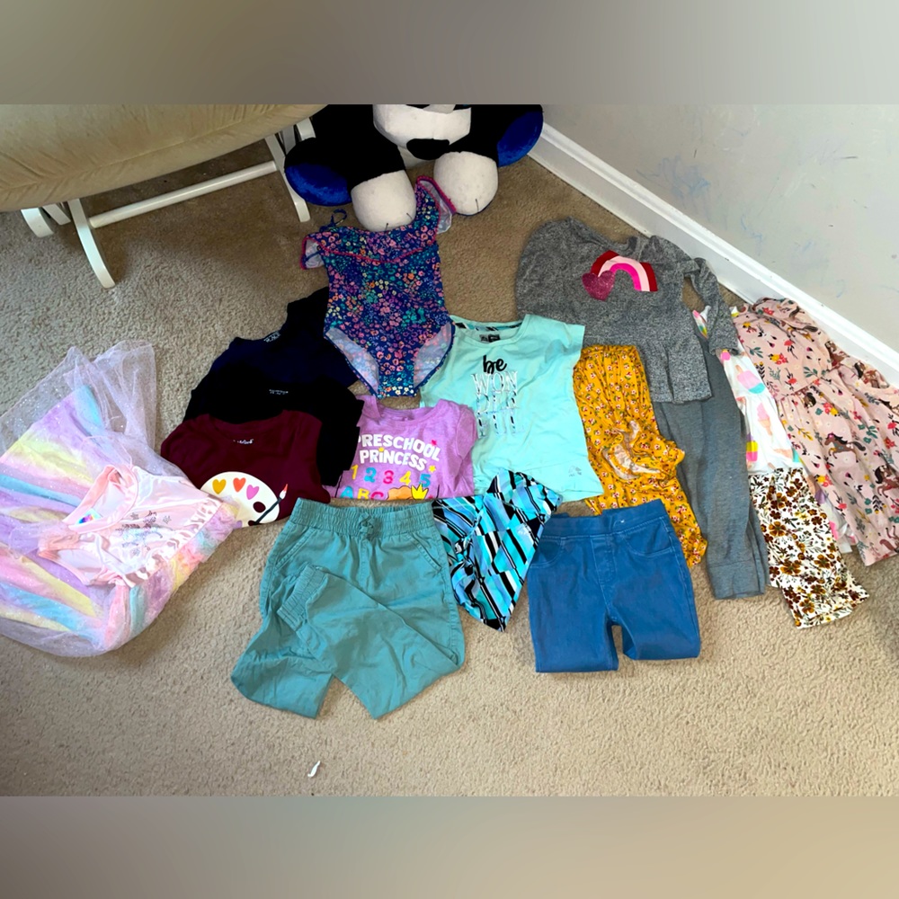 16 pieces 3T/4T toddler clothes. Condition 10/10